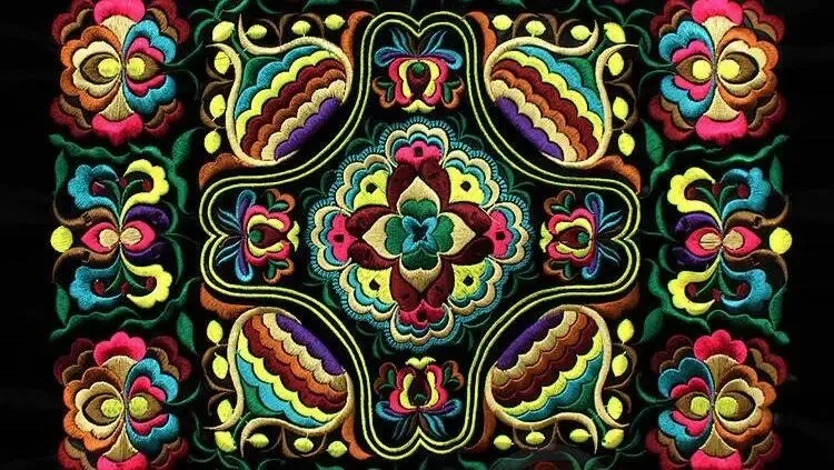 Floral and geometric fields in real embroidery